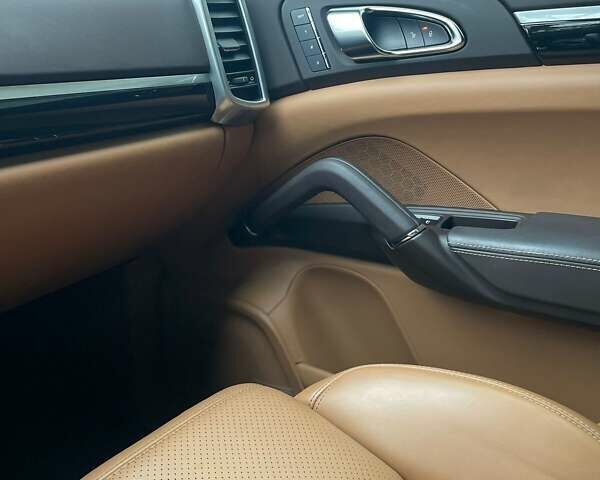 Чорний Порше Cayenne, об'ємом двигуна 3.6 л та пробігом 58 тис. км за 50000 $, фото 27 на Automoto.ua