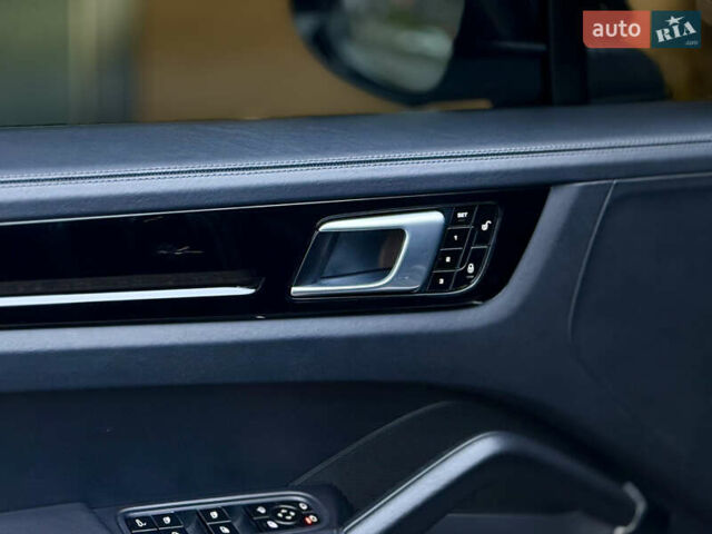 Чорний Порше Cayenne, об'ємом двигуна 2.9 л та пробігом 99 тис. км за 70000 $, фото 12 на Automoto.ua