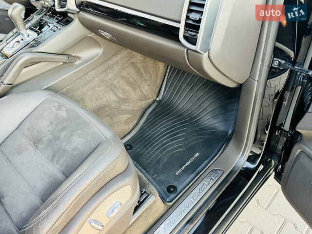 Черный Порше Каен, объемом двигателя 2.97 л и пробегом 131 тыс. км за 37999 $, фото 58 на Automoto.ua