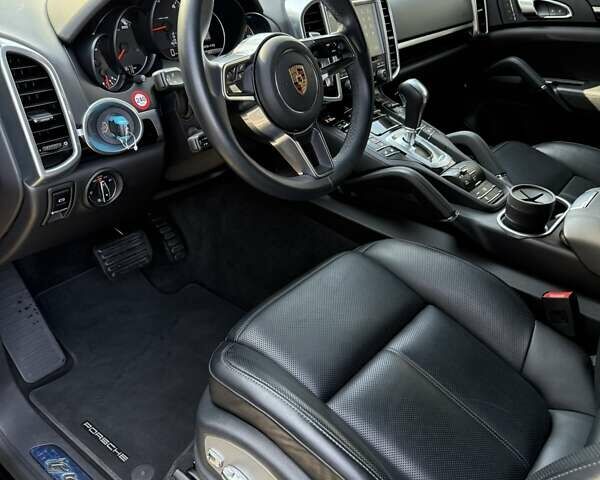 Порше Каен 2017 в Днепре (Днепропетровске) на Automoto.ua Черный Порше Каен, объемом двигателя 2.97 л и пробегом 64 тыс. км за 42500 $, фото 7 на Automoto.ua