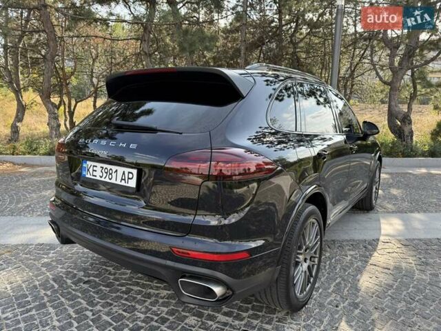 Порше Каен 2017 в Днепре (Днепропетровске) на Automoto.ua Черный Порше Каен, объемом двигателя 2.97 л и пробегом 64 тыс. км за 42500 $, фото 3 на Automoto.ua