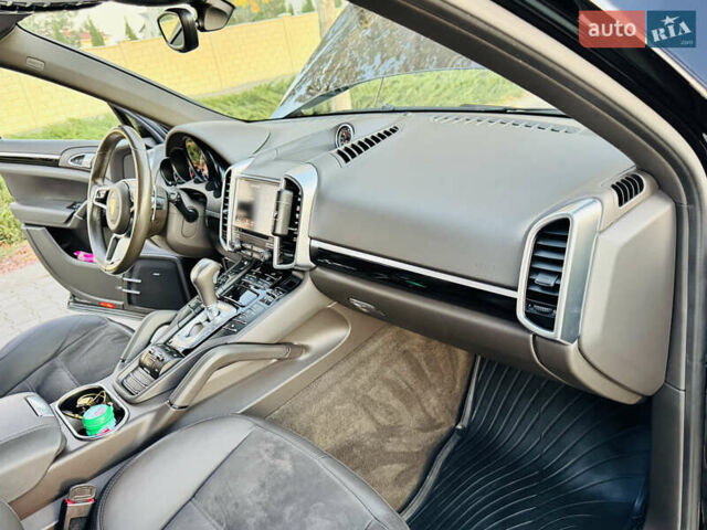 Черный Порше Каен, объемом двигателя 2.97 л и пробегом 131 тыс. км за 37999 $, фото 59 на Automoto.ua