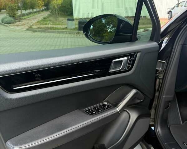 Черный Порше Каен, объемом двигателя 3 л и пробегом 130 тыс. км за 60000 $, фото 2 на Automoto.ua