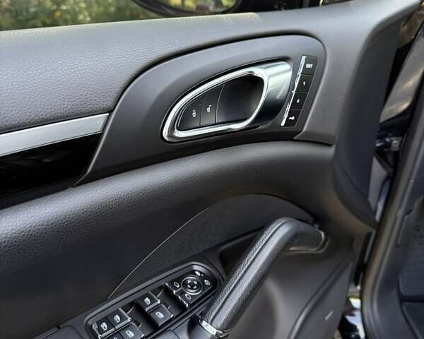 Порше Каен 2017 в Днепре (Днепропетровске) на Automoto.ua Черный Порше Каен, объемом двигателя 2.97 л и пробегом 64 тыс. км за 42500 $, фото 6 на Automoto.ua