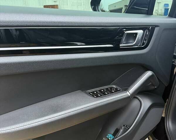Чорний Порше Cayenne, об'ємом двигуна 3 л та пробігом 133 тис. км за 58000 $, фото 7 на Automoto.ua