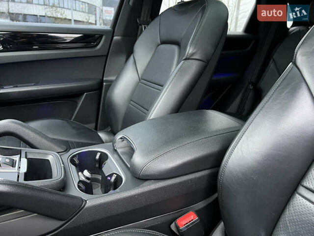 Чорний Порше Cayenne, об'ємом двигуна 3 л та пробігом 134 тис. км за 46000 $, фото 49 на Automoto.ua