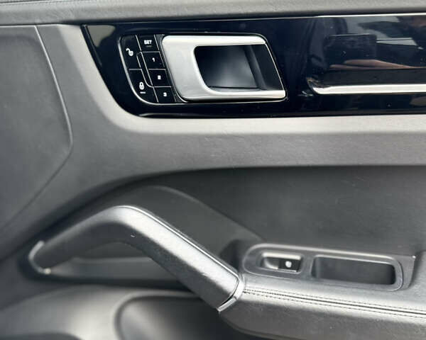 Черный Порше Каен, объемом двигателя 3 л и пробегом 109 тыс. км за 52500 $, фото 58 на Automoto.ua