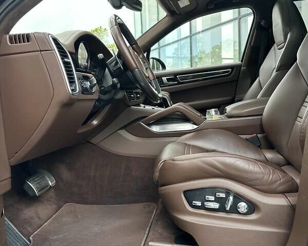 Порше Каен 2018 в Киеве на Automoto.ua Черный Порше Каен, объемом двигателя 4 л и пробегом 100 тыс. км за 87900 $, фото 18 на Automoto.ua