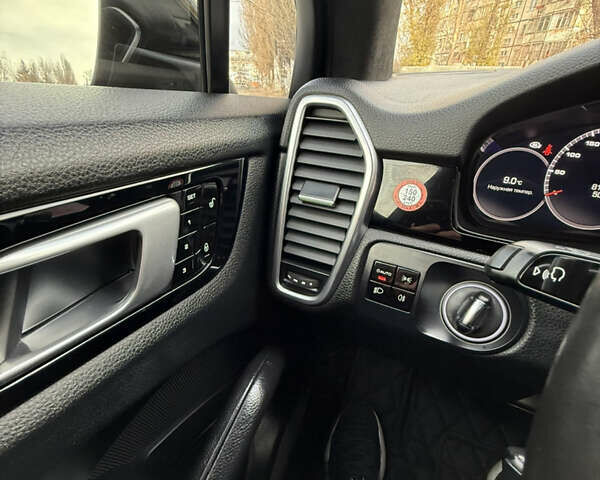 Чорний Порше Cayenne, об'ємом двигуна 3 л та пробігом 82 тис. км за 51000 $, фото 26 на Automoto.ua