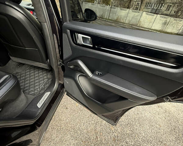 Чорний Порше Cayenne, об'ємом двигуна 3 л та пробігом 82 тис. км за 51000 $, фото 16 на Automoto.ua