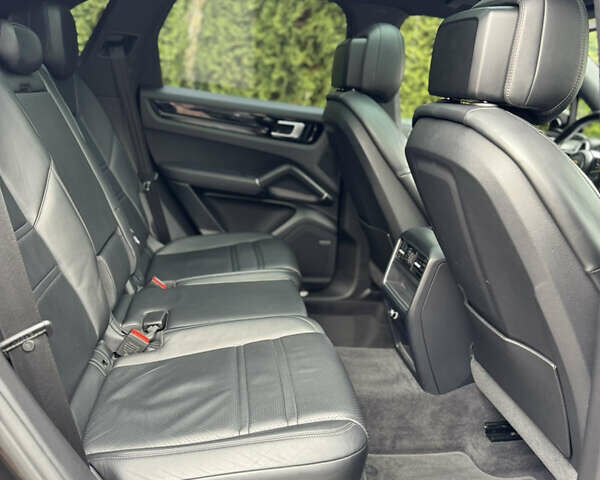 Черный Порше Каен, объемом двигателя 3 л и пробегом 134 тыс. км за 51000 $, фото 44 на Automoto.ua