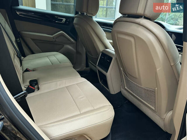 Черный Порше Каен, объемом двигателя 3 л и пробегом 40 тыс. км за 75000 $, фото 27 на Automoto.ua