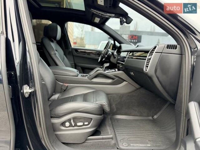 Черный Порше Каен, объемом двигателя 3 л и пробегом 106 тыс. км за 47500 $, фото 20 на Automoto.ua