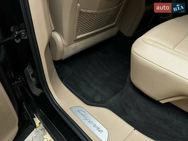 Черный Порше Каен, объемом двигателя 3 л и пробегом 40 тыс. км за 75000 $, фото 28 на Automoto.ua