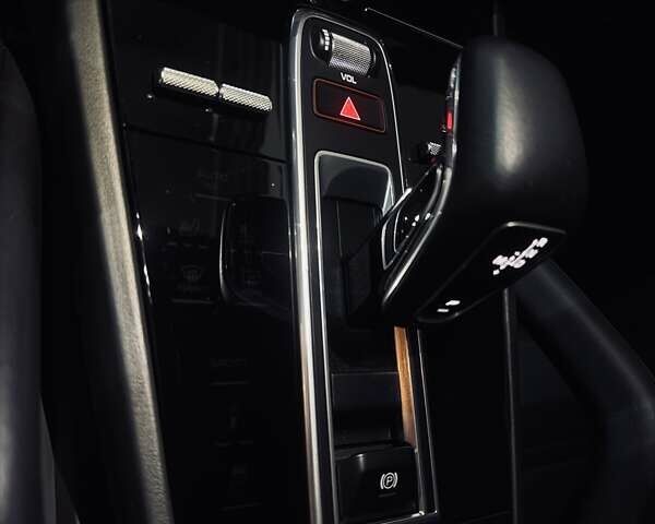 Черный Порше Каен, объемом двигателя 3 л и пробегом 32 тыс. км за 69900 $, фото 116 на Automoto.ua