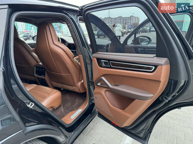 Чорний Порше Cayenne, об'ємом двигуна 4 л та пробігом 88 тис. км за 98800 $, фото 34 на Automoto.ua