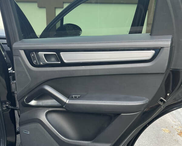 Чорний Порше Cayenne, об'ємом двигуна 4 л та пробігом 79 тис. км за 115000 $, фото 26 на Automoto.ua