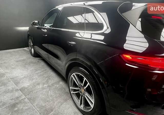 Черный Порше Каен, объемом двигателя 3 л и пробегом 63 тыс. км за 79300 $, фото 2 на Automoto.ua