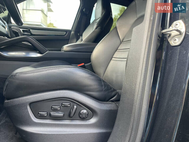 Чорний Порше Cayenne, об'ємом двигуна 4 л та пробігом 79 тис. км за 115000 $, фото 24 на Automoto.ua