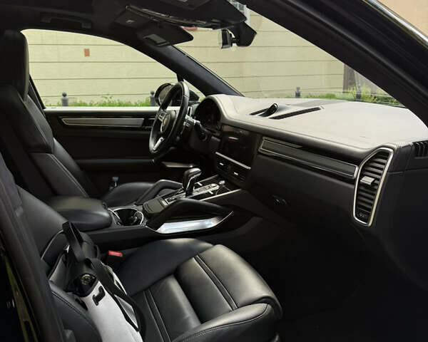 Черный Порше Каен, объемом двигателя 4 л и пробегом 52 тыс. км за 105000 $, фото 5 на Automoto.ua