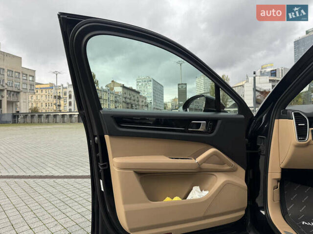 Черный Порше Каен, объемом двигателя 3 л и пробегом 35 тыс. км за 81999 $, фото 11 на Automoto.ua