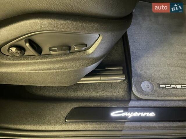Чорний Порше Cayenne, об'ємом двигуна 3 л та пробігом 64 тис. км за 110388 $, фото 43 на Automoto.ua