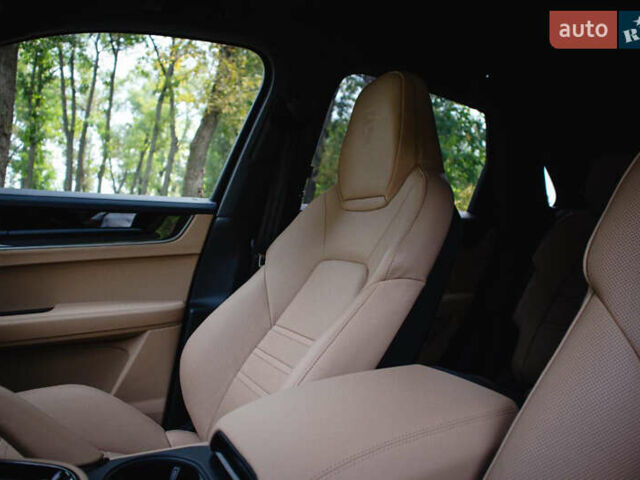 Чорний Порше Cayenne, об'ємом двигуна 4 л та пробігом 8 тис. км за 243800 $, фото 48 на Automoto.ua