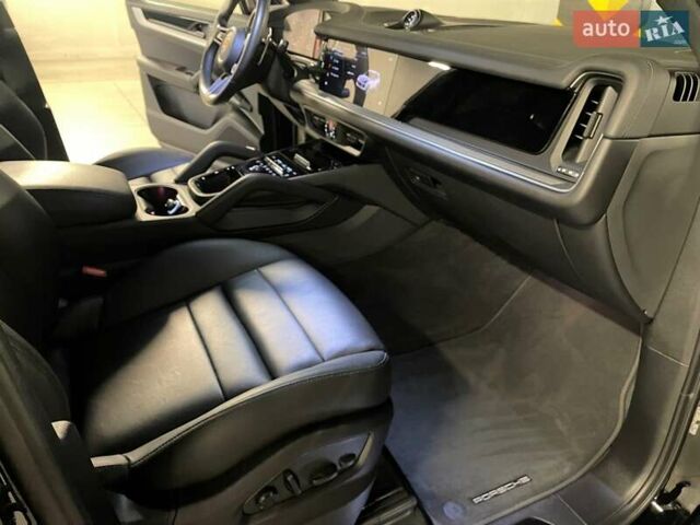 Чорний Порше Cayenne, об'ємом двигуна 3 л та пробігом 64 тис. км за 110388 $, фото 42 на Automoto.ua