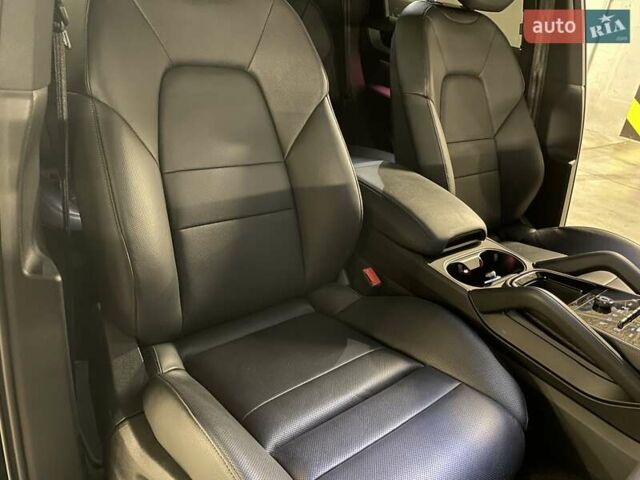 Чорний Порше Cayenne, об'ємом двигуна 3 л та пробігом 64 тис. км за 110388 $, фото 44 на Automoto.ua