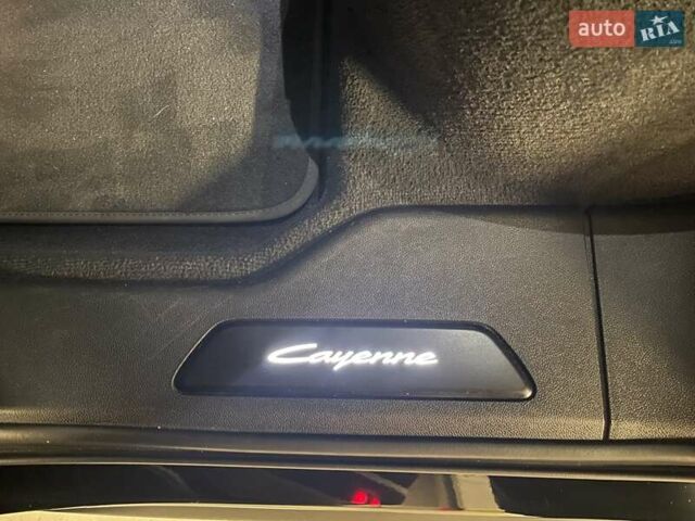 Чорний Порше Cayenne, об'ємом двигуна 3 л та пробігом 64 тис. км за 110388 $, фото 30 на Automoto.ua
