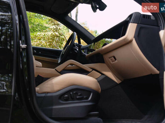 Чорний Порше Cayenne, об'ємом двигуна 4 л та пробігом 8 тис. км за 243800 $, фото 65 на Automoto.ua