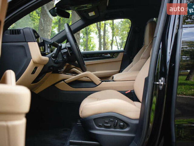 Чорний Порше Cayenne, об'ємом двигуна 4 л та пробігом 8 тис. км за 243800 $, фото 35 на Automoto.ua