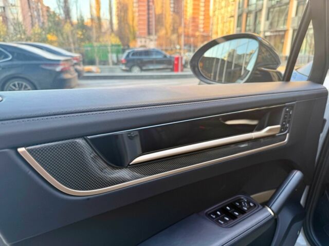 Чорний Порше Cayenne, об'ємом двигуна 4 л та пробігом 5 тис. км за 210000 $, фото 10 на Automoto.ua