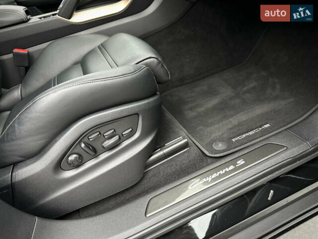 Черный Порше Каен, объемом двигателя 4 л и пробегом 18 тыс. км за 175000 $, фото 64 на Automoto.ua