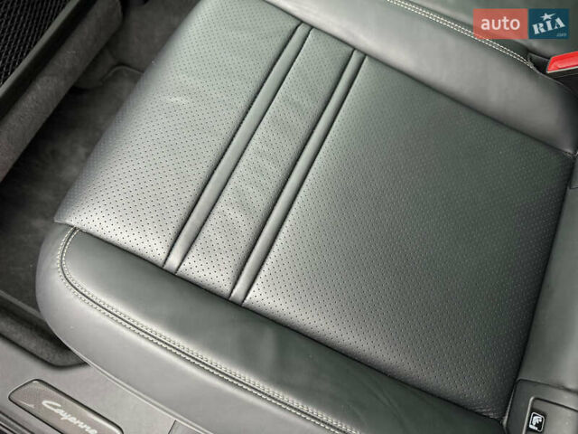 Черный Порше Каен, объемом двигателя 4 л и пробегом 18 тыс. км за 175000 $, фото 65 на Automoto.ua