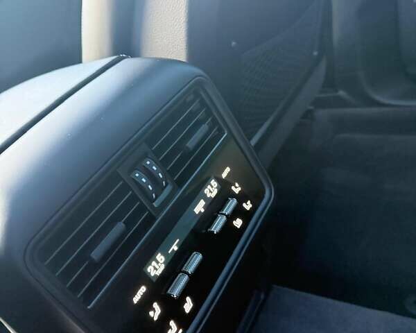 Чорний Порше Cayenne, об'ємом двигуна 3 л та пробігом 19 тис. км за 159555 $, фото 3 на Automoto.ua