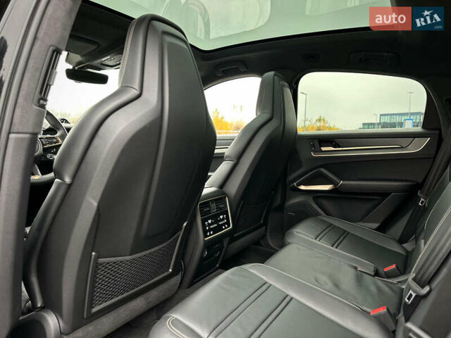 Черный Порше Каен, объемом двигателя 4 л и пробегом 18 тыс. км за 175000 $, фото 60 на Automoto.ua