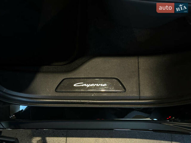 Чорний Порше Cayenne, об'ємом двигуна 3.98 л та пробігом 18 тис. км за 180000 $, фото 39 на Automoto.ua