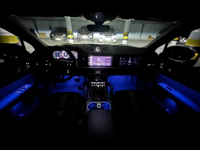 Чорний Порше Cayenne, об'ємом двигуна 4 л та пробігом 5 тис. км за 210000 $, фото 12 на Automoto.ua