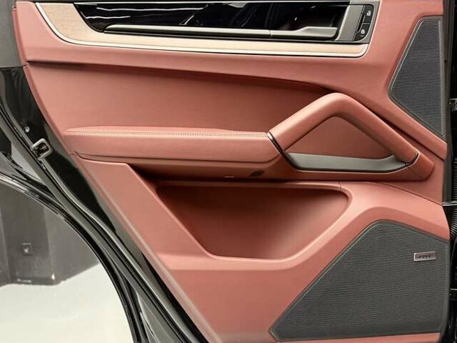 Чорний Порше Cayenne, об'ємом двигуна 3 л та пробігом 2 тис. км за 152700 $, фото 40 на Automoto.ua