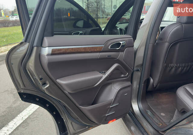 Коричневый Порше Каен, объемом двигателя 4.13 л и пробегом 162 тыс. км за 26000 $, фото 7 на Automoto.ua