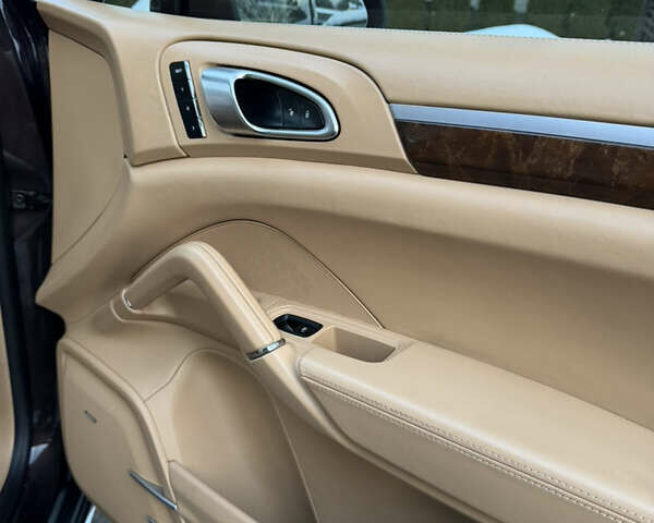 Коричневий Порше Cayenne, об'ємом двигуна 4.81 л та пробігом 170 тис. км за 21000 $, фото 17 на Automoto.ua