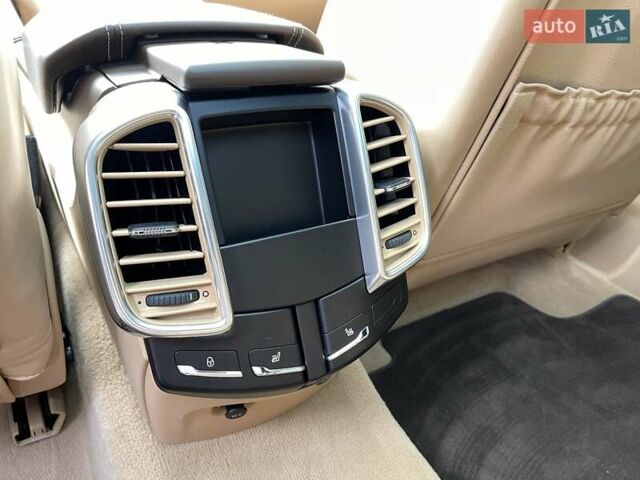 Коричневий Порше Cayenne, об'ємом двигуна 4.13 л та пробігом 58 тис. км за 59999 $, фото 25 на Automoto.ua