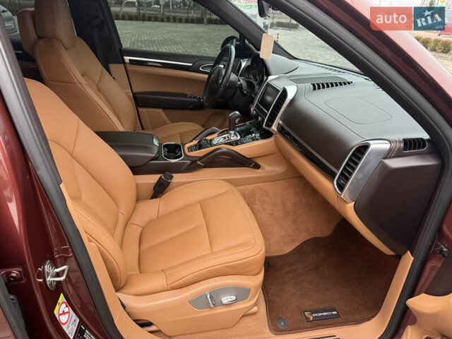 Красный Порше Каен, объемом двигателя 3 л и пробегом 278 тыс. км за 23500 $, фото 9 на Automoto.ua