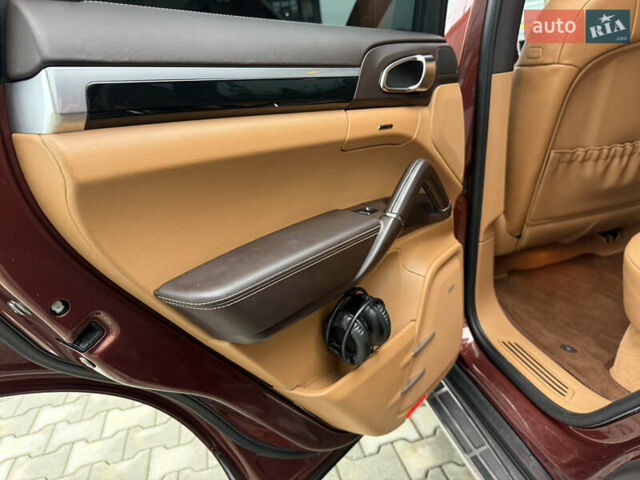 Красный Порше Каен, объемом двигателя 3 л и пробегом 278 тыс. км за 23500 $, фото 13 на Automoto.ua