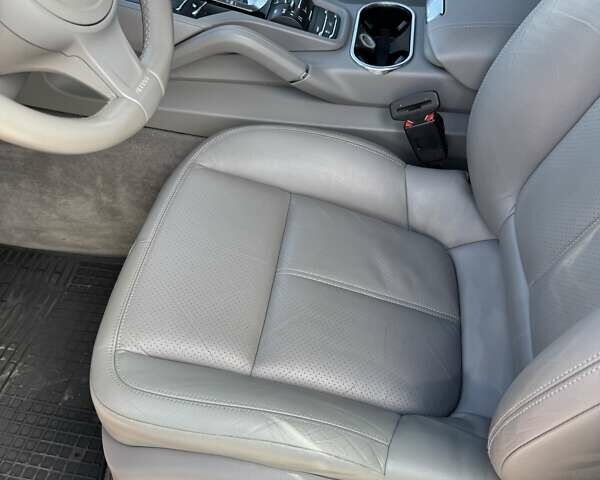Красный Порше Каен, объемом двигателя 3 л и пробегом 143 тыс. км за 25500 $, фото 5 на Automoto.ua