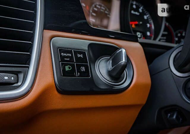 Порше Каен, объемом двигателя 4 л и пробегом 48 тыс. км за 131000 $, фото 28 на Automoto.ua