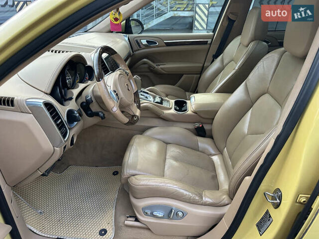 Желтый Порше Каен, объемом двигателя 3 л и пробегом 220 тыс. км за 15300 $, фото 24 на Automoto.ua