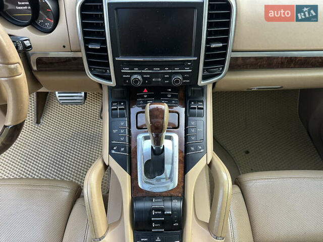 Желтый Порше Каен, объемом двигателя 3 л и пробегом 220 тыс. км за 15300 $, фото 33 на Automoto.ua