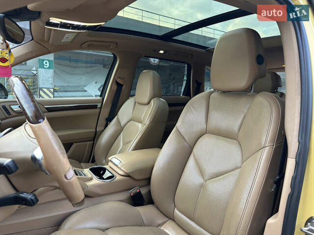 Желтый Порше Каен, объемом двигателя 3 л и пробегом 220 тыс. км за 15300 $, фото 26 на Automoto.ua